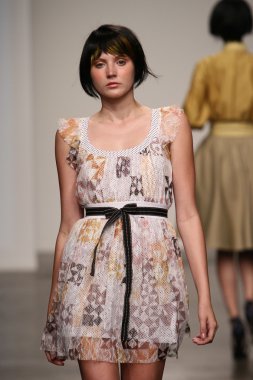 katty xiomara göstermek de pist model yürür