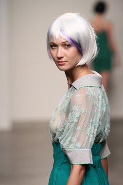 katty xiomara göstermek de pist model yürür