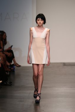 katty xiomara göstermek de pist model yürür