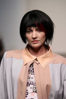 katty xiomara göstermek de pist model yürür