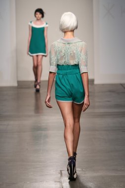 katty xiomara göstermek de pist model yürür