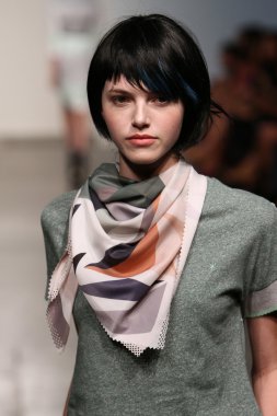 katty xiomara göstermek de pist model yürür