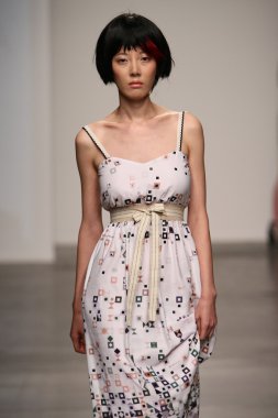 katty xiomara göstermek de pist model yürür