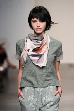 katty xiomara göstermek de pist model yürür