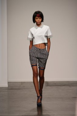 katty xiomara göstermek de pist model yürür