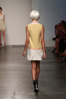 katty xiomara göstermek de pist model yürür