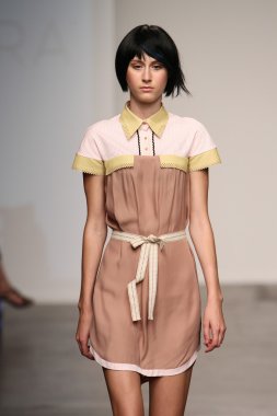 katty xiomara göstermek de pist model yürür