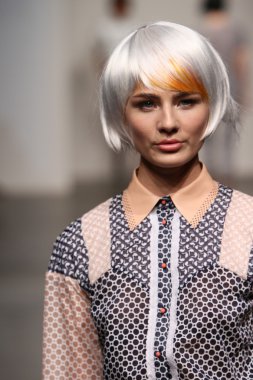 katty xiomara göstermek de pist model yürür