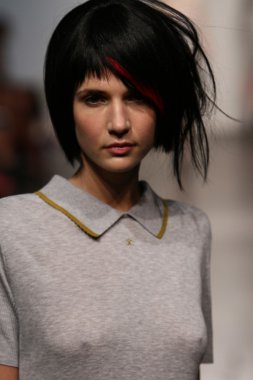 katty xiomara göstermek de pist model yürür