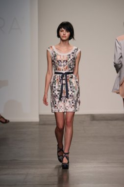 katty xiomara göstermek de pist model yürür