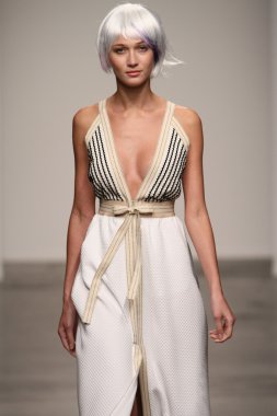 katty xiomara göstermek de pist model yürür