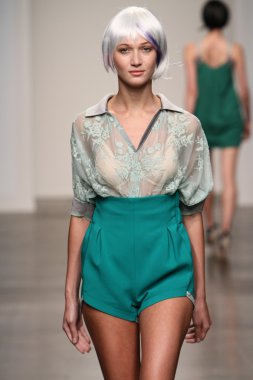 katty xiomara göstermek de pist model yürür