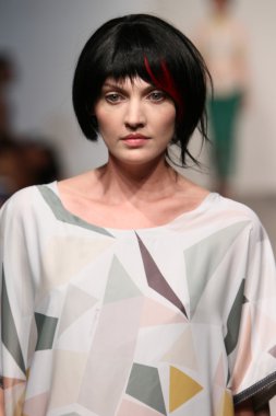 katty xiomara göstermek de pist model yürür