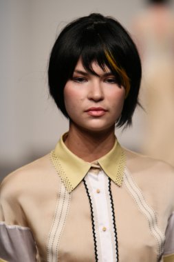 katty xiomara göstermek de pist model yürür