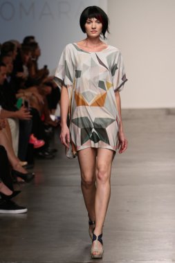 katty xiomara göstermek de pist model yürür