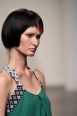 katty xiomara göstermek de pist model yürür