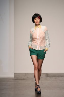 katty xiomara göstermek de pist model yürür