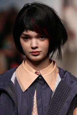 katty xiomara göstermek de pist model yürür