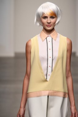 katty xiomara göstermek de pist model yürür