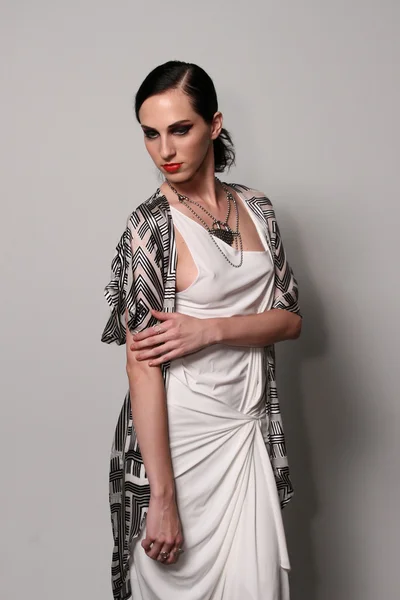 Modelo posando em Mariana Valentina bastidores — Fotografia de Stock
