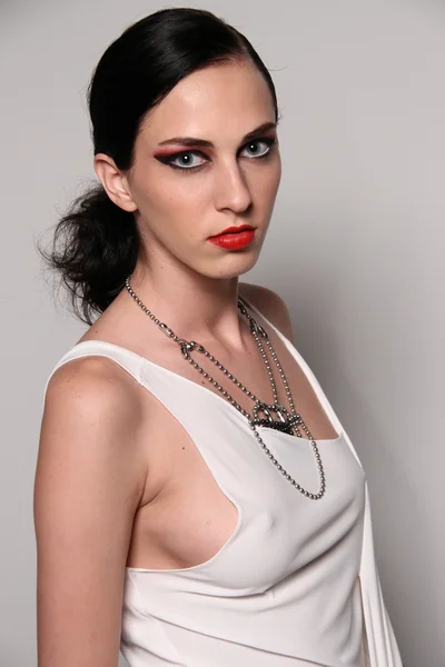 Modelo posando em Mariana Valentina bastidores — Fotografia de Stock