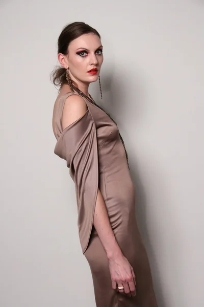 Model poseren op mariana valentina backstage — Stockfoto