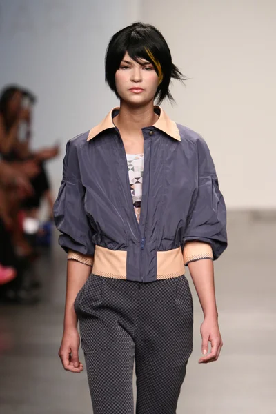 Model walks the runway at the Katty Xiomara show — Stock Photo, Image