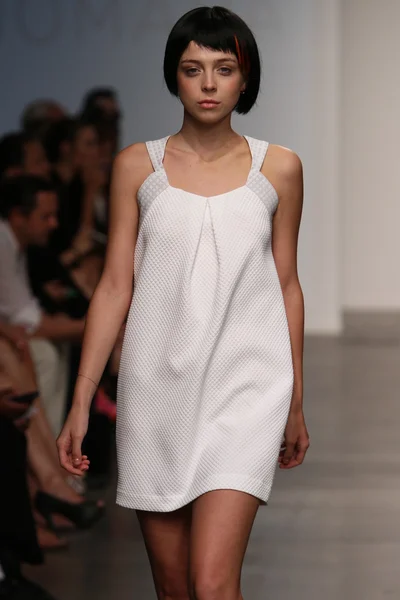 Model walks the runway at the Katty Xiomara show — Stock Photo, Image