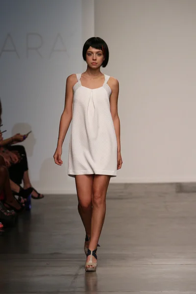 Model walks the runway at the Katty Xiomara show — Stock Photo, Image