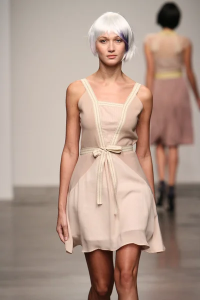 Model walks the runway at the Katty Xiomara show — Stock Photo, Image