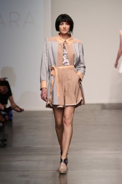 katty xiomara göstermek de pist model yürür