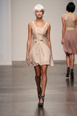 katty xiomara göstermek de pist model yürür