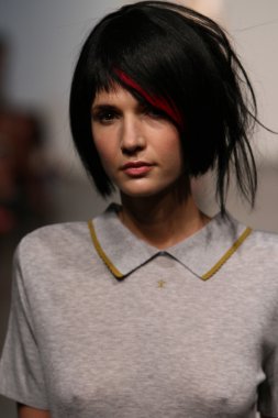 katty xiomara göstermek de pist model yürür