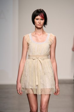 katty xiomara göstermek de pist model yürür