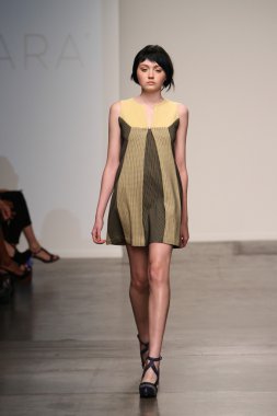 katty xiomara göstermek de pist model yürür