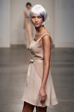 katty xiomara göstermek de pist model yürür