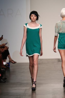 katty xiomara göstermek de pist model yürür