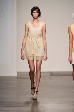 katty xiomara göstermek de pist model yürür