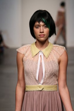 katty xiomara göstermek de pist model yürür