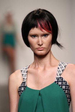 katty xiomara göstermek de pist model yürür