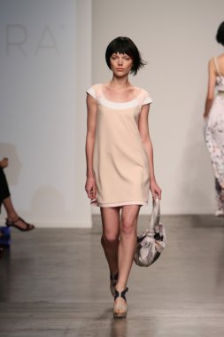 katty xiomara göstermek de pist model yürür