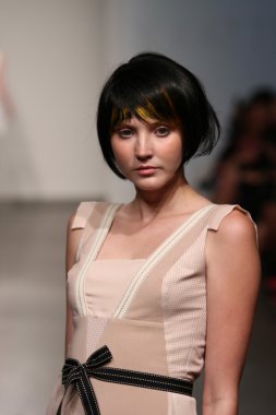 katty xiomara göstermek de pist model yürür