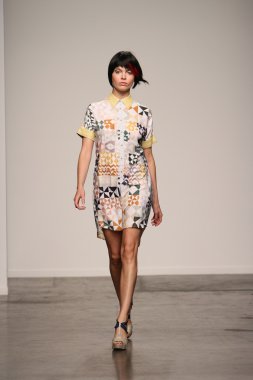 katty xiomara göstermek de pist model yürür