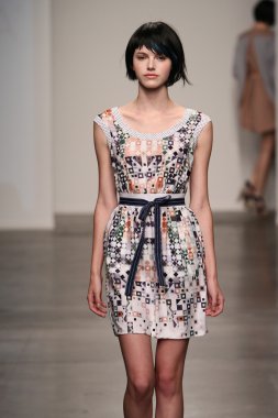 katty xiomara göstermek de pist model yürür