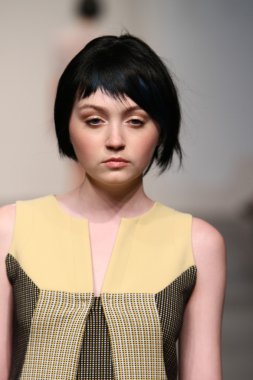 katty xiomara göstermek de pist model yürür