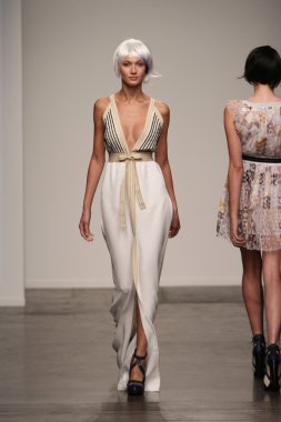 katty xiomara göstermek de pist model yürür