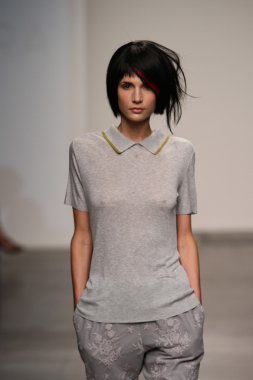 katty xiomara göstermek de pist model yürür