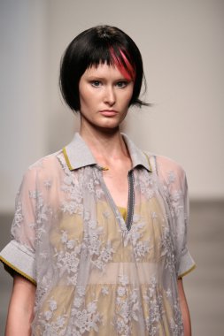 katty xiomara göstermek de pist model yürür