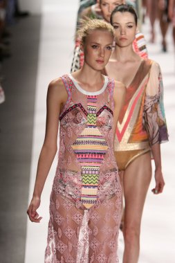 model custo barcelona pist yürür