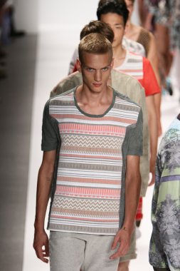 model custo barcelona pist yürür